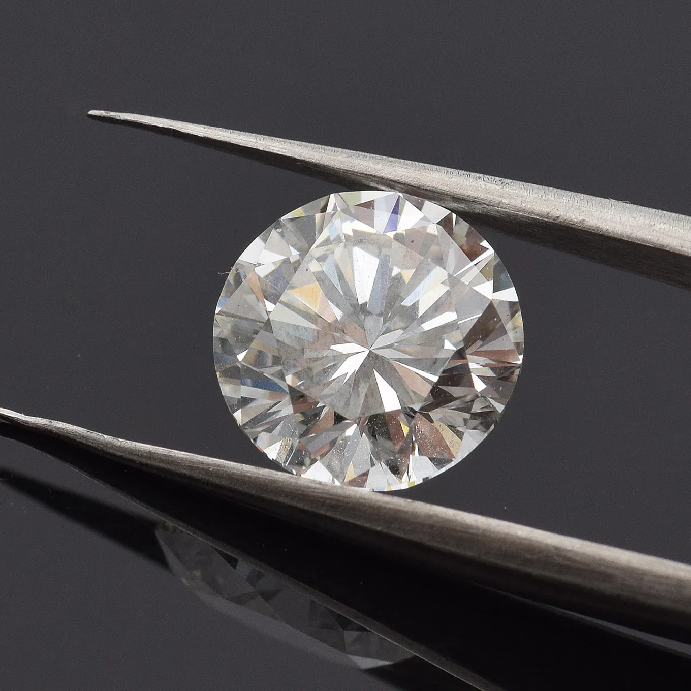 GIA Certified 2.07 Ct Round Brilliant I VS2 Diamond 8.14 - 8.20 x 5.08 mm