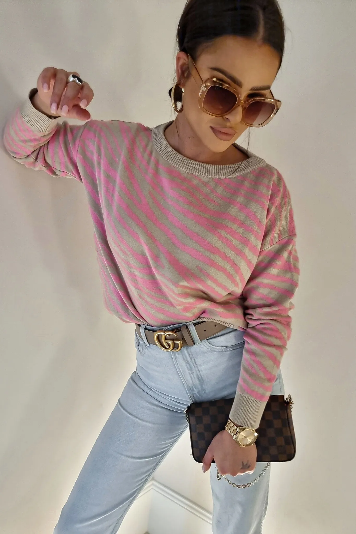 Maglione oversize a stampa bicolore beige e rosa con collo e polsini alti a coste