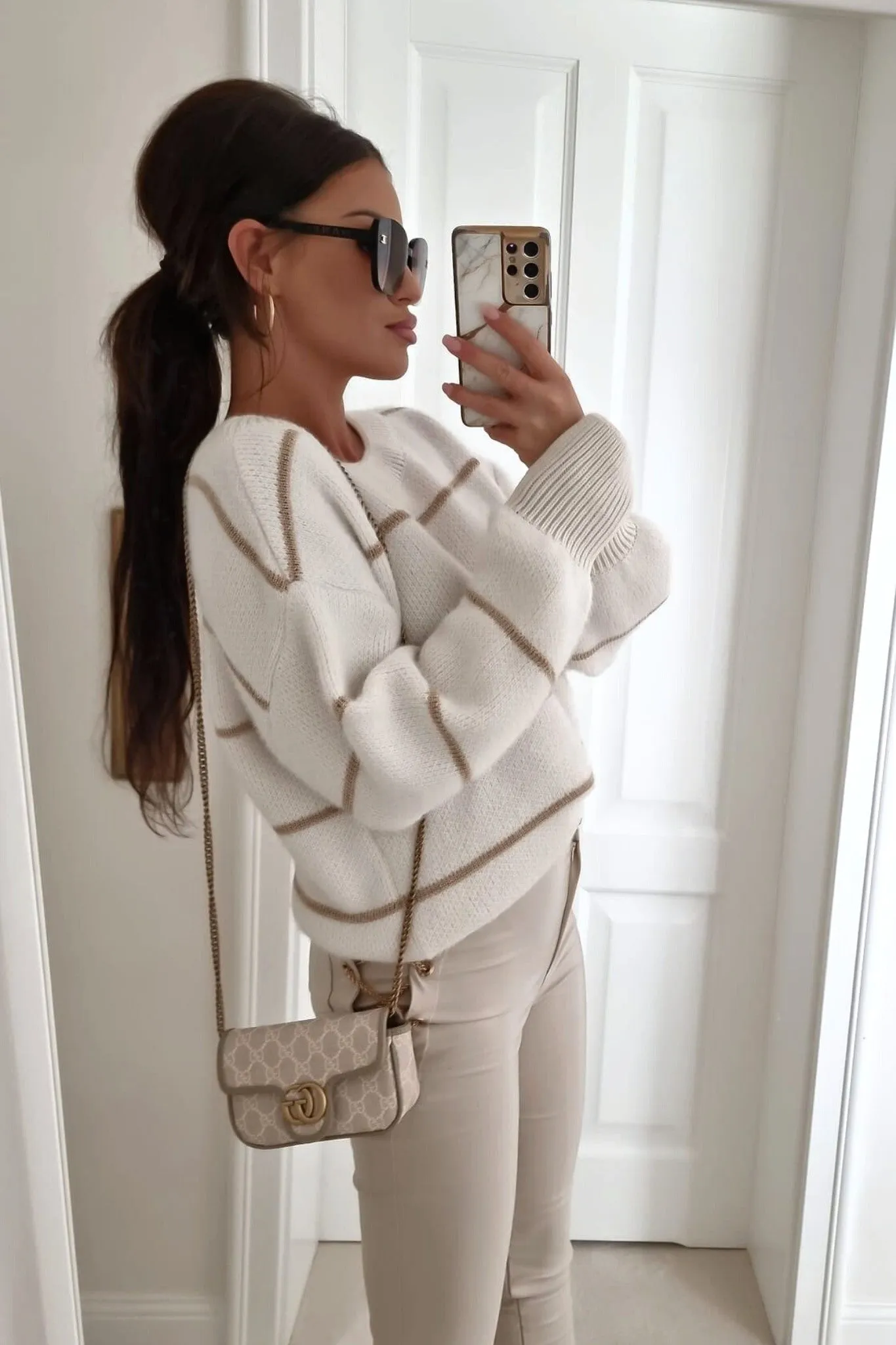 Maglione oversize bianco panna a righe dorate con collo e polsini alti a coste